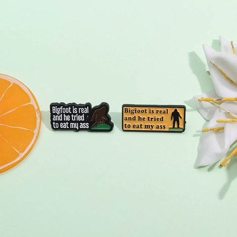 Divertido Broche de Esmalte con Cita Satírica de Bigfoot de Aleación de Zinc Barniz de Cocción Insignia de Dibujos Animados