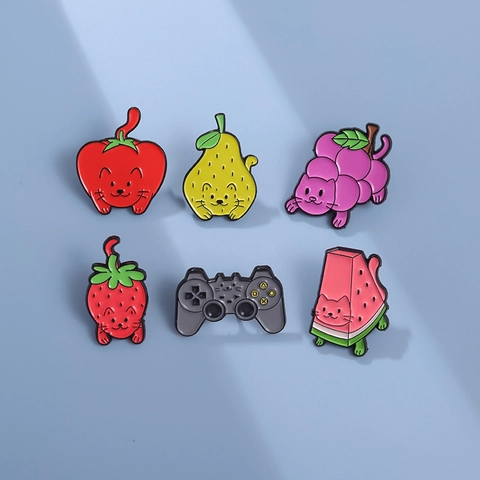 Mignonnes Broches en Émail Chat Fruit en Alliage de Zinc Fraise Pastèque Poire Raisin Manette de Jeu Broche de Revers pour Décoration de Vêtements