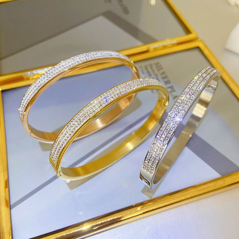 Elegante Bracciale Rigido in Acciaio al Titanio con Tre File di Strass per Donna Bracciale di Lusso Ovale Placcato Oro Rosa