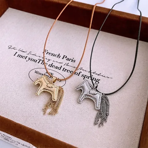 Collar Colgante Caballo Borla Cadena Metal Aleación Cobre Cuerda Diseño Nicho Para Mujer Estilo Dulce Exquisito