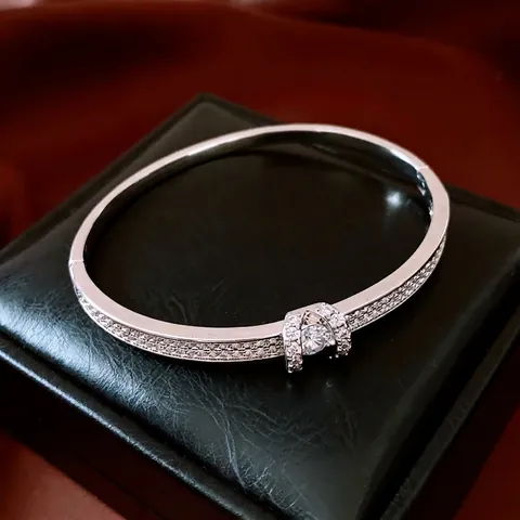 Brazalete Hebilla Ovalada Cobre Chapado En Oro 18K Pavé Circonita Lujo Elegante Joyería De Moda Para Mujeres