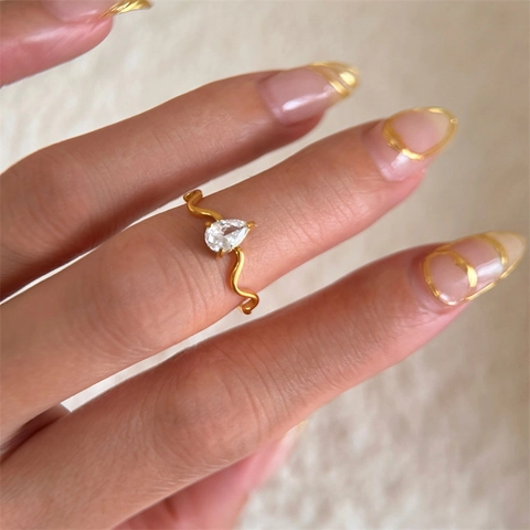 Anello In Zircone A Goccia Con Fascia Ondulata In Acciaio Inossidabile Placcato Oro 18K Gioielli Eleganti Da Donna