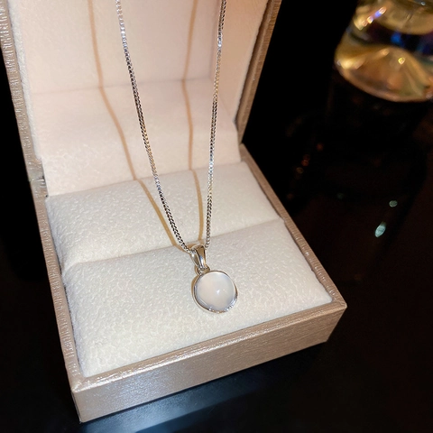 Minimalist Round Cat's Eye Pendant Necklace Alloy Silver Plated Clavicle Chain Elegant Geometric Jewelry For Women