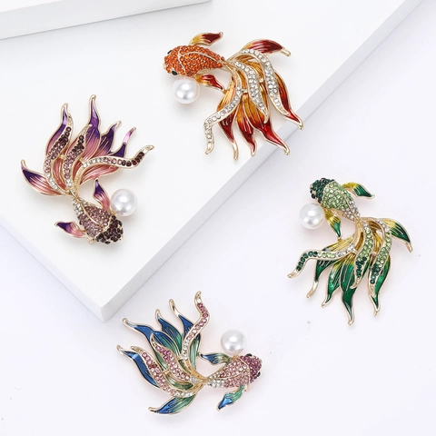 Spilla Pesce Rosso Stile Cinese in Lega con Strass Perla Artificiale Smalto Spilla Animale per Donna Uomo Gioielli di Lusso