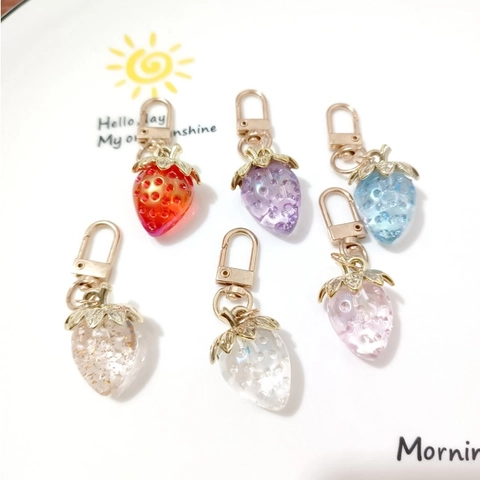 Lindo Llavero De Fresa Cierre De Corazón Resina Acrílica Purpurina Fruta Colgante Para Bolso Estilo Dulce Para Niñas