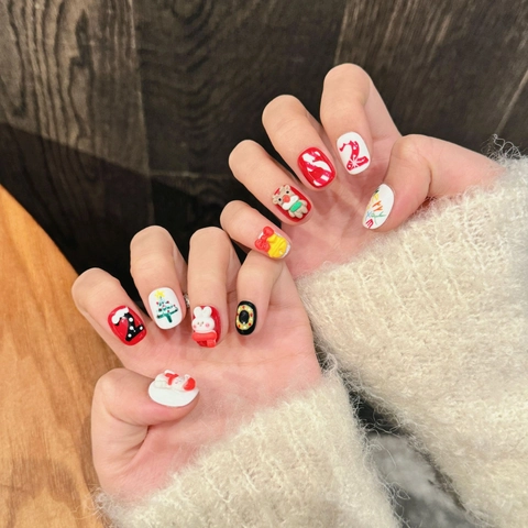 Handmade Christmas 3D Relief Press On Nails Short Round UV Gel Reusable Artificial Nails For Women Festive Holiday