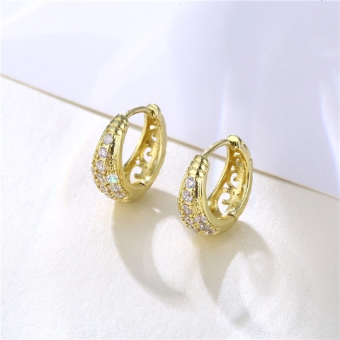 Orecchini A Cerchio In Rame Placcato Oro 18K Ovali A Forma Di C Traforati Con Zircone E Perno In Argento