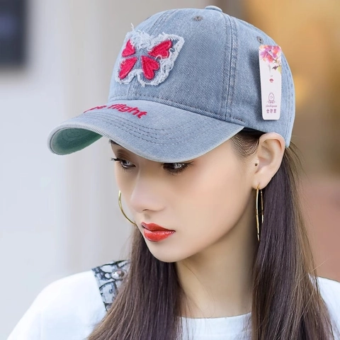 Berretto da Baseball in Denim Lavato Stile Coreano con Farfalla e Bordo Sfilacciato per Uomo Donna Ricamo Lettera Protezione Solare Cappello