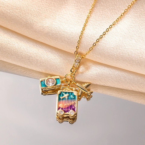 Collar Con Colgante De Viaje Acero De Titanio Chapado En Oro De 18K Cámara Avión Maleta Esmalte Circón Para Mujer