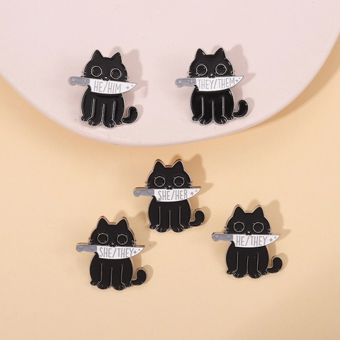 Broche de Esmalte de Gato Negro con Cuchillo Estilo Dark Goth Aleación con Pronombres SHE HER HE HIM THEY Insignias Joyería