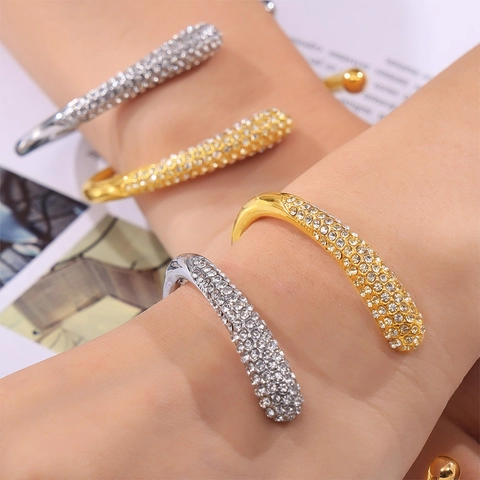 Minimalistischer Titanstahl Offener Armreif Für Damen Mit Funkelnden Strasssteinen Chic Geometrischer Luxusschmuck