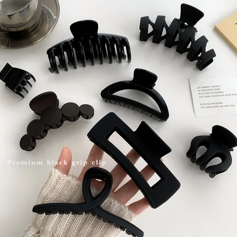 Matte Black Hair Claw Clip Geometric Large Shark Hairpin For Women Strong Hold Ponytail Holder Minimalist Hair Accessories