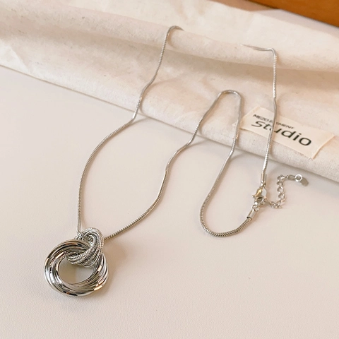 Minimalistische Gedrehte Kreisförmige Multi-Ring-Anhänger-Halskette Kupfer Schlangenkette Geometrischer Schmuck Damen