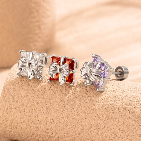 Kraakbeen Oorknopje Van Titaniumstaal Met Zirkonia In Strik-Cadeaudoos-Ontwerp Schroefsluiting Helix Piercing Accessoire