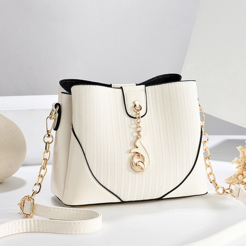 Sac Seau Bandoulière Élégant Pour Femme Cuir PU Texture À Rayures Verticales Chaîne Dorée Pendentif Animal Crossbody