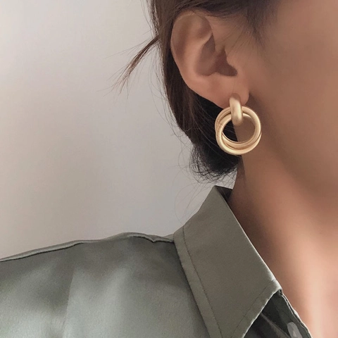 Orecchini A Cerchi Incatenati Oro Opaco Gioielli In Metallo Geometrici Texturizzati Donna Con Perno In Acciaio