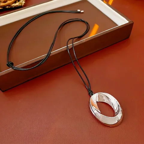 Minimalistische Legering Gedraaide Ovale Hanger Ketting Met Zwart Lang Koord Voor Dames Moderne Geometrische Stijl