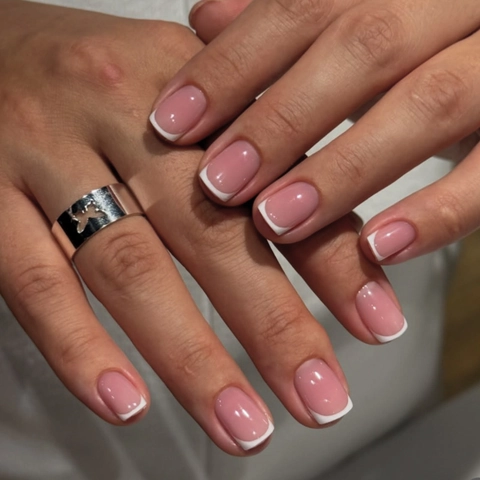 Französische Weiße Kante Press On Nägel Rosa Basis Kurze Quadratische Form Glänzendes Abs Material Elegante Maniküre