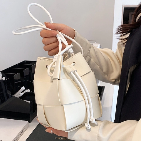 Sac Seau Tressé En Cuir PU Avec Cordon De Serrage Sac À Bandoulière Style Streetwear Minimaliste Pour Femmes