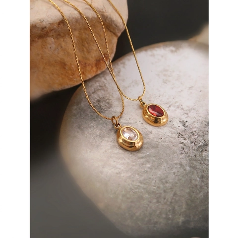 Collana con Pendente Ovale in Zirconia in Acciaio al Titanio Placcato Oro Vintage per Donna Elegante Gioiello Estetico