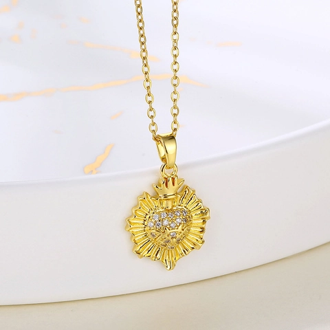 Collar Con Colgante De Corazón Sagrado Y Corona Cadena De Acero Inoxidable Con Joyas De Cobre Incrustadas De Circón Para Mujer