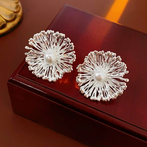 Orecchini A Lobo Con Fiori E Künstliche Perle Con Perno In Argento Rame Metallo Design Radiante Gioielli Di Moda Per Donne