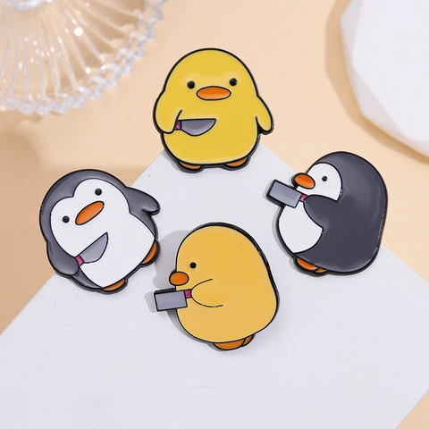 Pin De Esmalte De Dibujos Animados Pingüino Pato Broche Aleación Metal Animal Sosteniendo Cuchillo Insignia Para Mochila Ropa