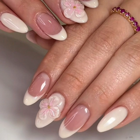 Mandelform Aufdrucknägel Weiße French Tip Mit 3D Relief Blumen Glänzende Elegante Wiederverwendbare Falsche Nägel Für Damen