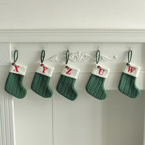 Gebreide Kerstsok Geborduurde Alfabet Letters Kerstmuts Patroon Groen Wit Feestelijke Open Haard Hangende Sokken