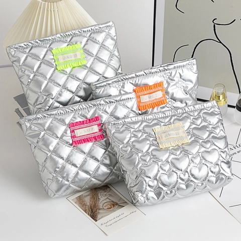 Trousse De Maquillage Matelassée Métallique Cuir PU Argent Coeur Motif Diamant Pochette Cosmétique Voyage Pour Femmes