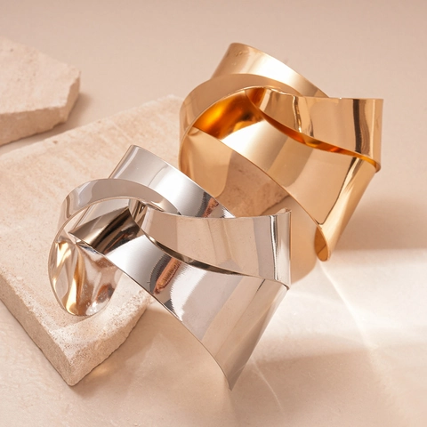 Breites Metallisches Manschettenarmband Geometrischer Knoten Twist Eisen Hochglanzpoliert Moderner Minimalistischer Schmuck