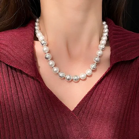 Minimalistische Weiße Künstliche Perle Und Strukturierte Silberne Legierung Metallperle Halskette Mode Koreanischen Stil Schlüsselbein Schmuck