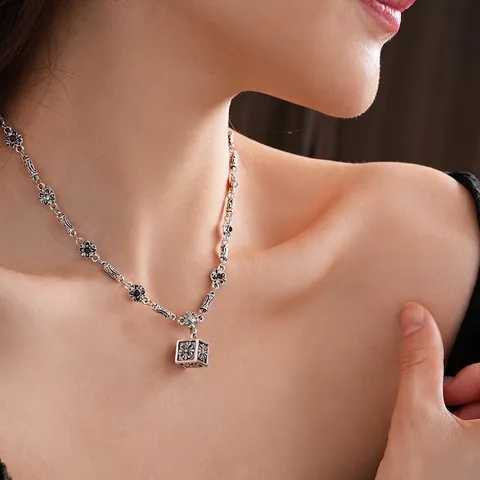 Collier En Alliage Argenté Vintage Avec Pendentif Cube Creux Motif Fleur De Croix Strass Colorés Style Punk Gothique