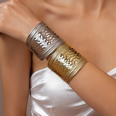 Bracciale Rigido In Metallo Martellato Largo Aperto Vintage Bohemien Plissettato Regolabile Per Donna
