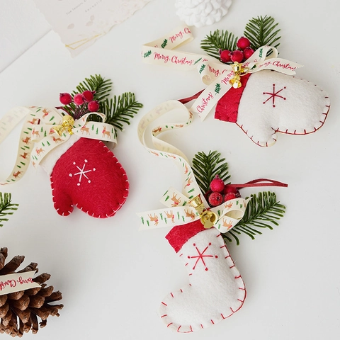 Ornements de Noël en Feutre Chaussettes Gants Pommes de Pin Avec Clochettes Ruban Joyeux Noël pour Décoration de Sapin de Noël Maison