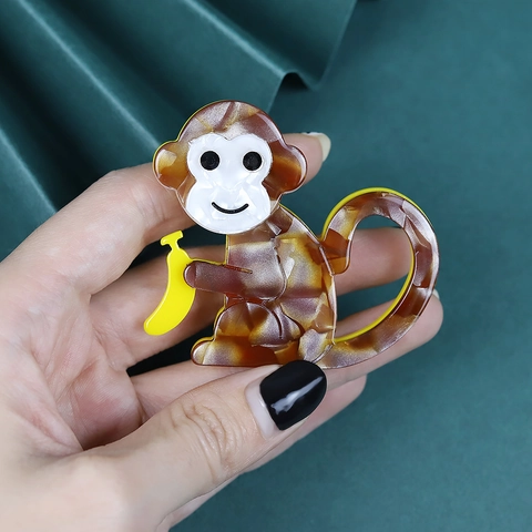 Mignonne Broche Singe Avec Banane Épingle Motif Écaille Acétate Acrylique Bijoux Animaux Badge Mode Nouveauté