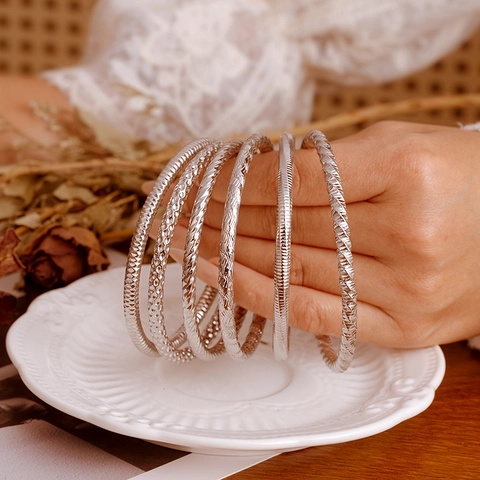 Brazalete Hueco Acero Inoxidable Chapado En Oro 18K Textura Martillada Minimalista Moda Lujo Para Mujeres