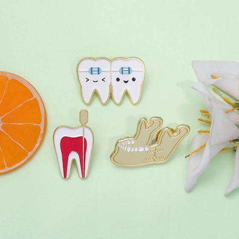 Spilla Smalto Dentale Anatomia Dente Mandibola Cartone Animato Apparecchio Lega Distintivo Medico Dentista Accessorio