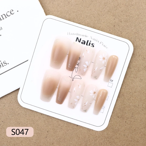 Handgemaakte Kunstnagels Lange Doodskistvorm Nude Bruin Verloop Wit Madeliefje Bloemen Ontwerp Voor Vrouwen