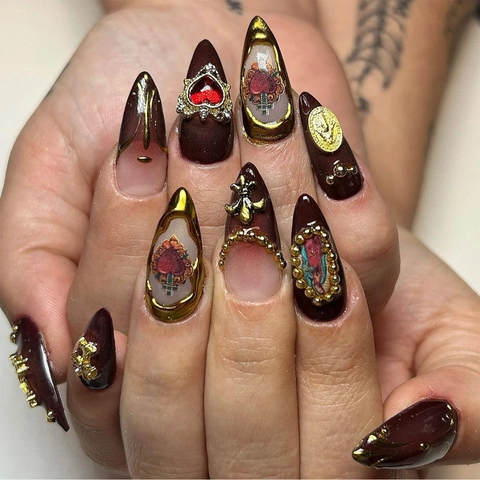 Unghie Finte Marrone Scuro Gotico Con Croce Dorata E Vergine Maria Rilievo Cuore Strass Forma Mandorla Stiletto