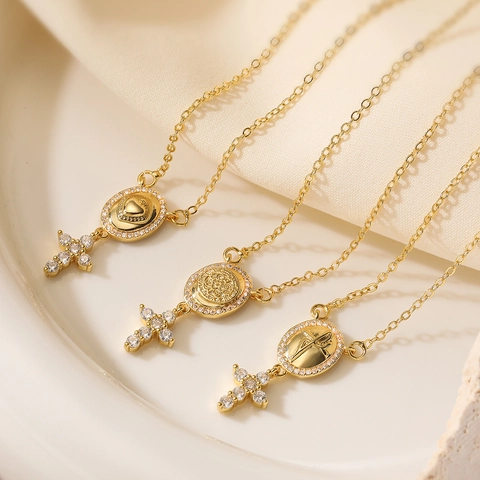 Moda Cobre Bañado en Oro 18K Circonia Cruz Colgante Collar Mujer Minimalista Oval Corazón Medalla Cruz Cadena de Clavícula Joyería
