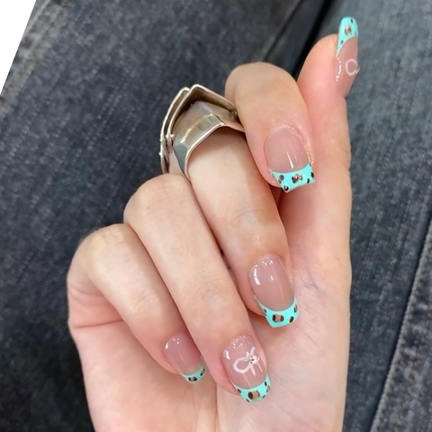 Unghie Finte Press On Francesi Maculato Con Fiocco Strass Unghie Quadrate Sfumate Blu Per Donne