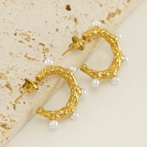 Orecchini A Cerchio A Forma Di C Placcati Oro 18K Acciaio Inossidabile Con Perla Artificial Texture Lava Stile Francese Donna
