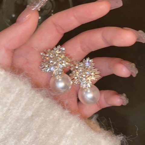 Schneeflocke Künstliche Perle Drop Ohrringe Kupfer Vergoldet Mit Zirkonia Und Silbernem Ohrstecker Elegant Retro Schmuck Für Frauen