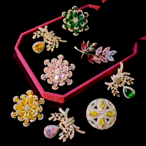 Élégante Broche Fleur Feuille en Cuivre Zirconia pour Femmes Plaqué Or Vintage Broches Florales Strass pour Mariage Fête Bijoux