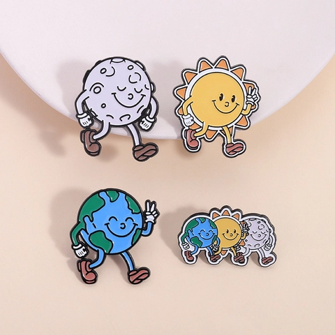 Cartoon Erde Sonne Mond Emaille Brosche Pins Kreativ Legierung Zink Süß Retro Himmelskörper Schmuck Für Kleidung Taschen