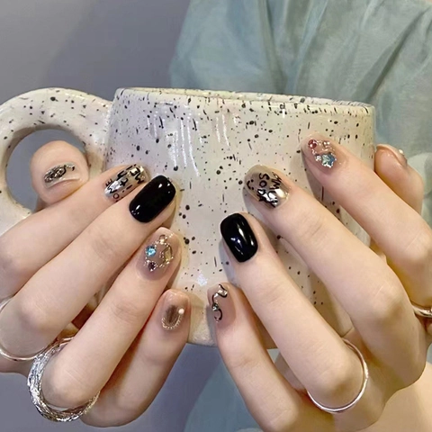 Press On Nails Short Square Black Silver Metallic Punk Style With 3D Rhinestone Artificial Pearl Cross Letter Print For Women DIY Manicure