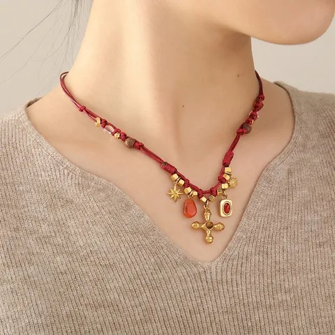 Collana in Corda Rossa Intrecciata Etnica Fatta a Mano Donna Ciondolo Croce in Pietra Agata Rossa Occhio di Tigre Vintage Collana di Perline in Acciaio Inossidabile
