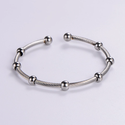 Minimalistisches 316L Edelstahl Kabeldraht Armreif Verstellbar Rundperle Akzente Industrial Style Armband
