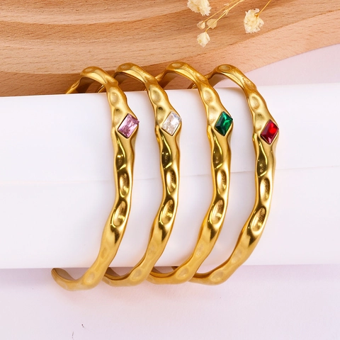 Bracelet Jonc En Acier Inoxydable Texture Martelée Pour Femme Avec Zircon Coloré Vintage Élégant Design Ouvert En Forme De C